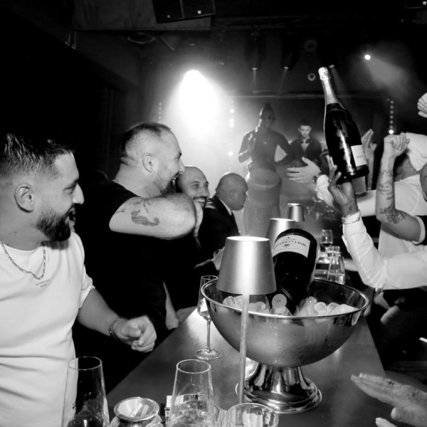 lelotusclub group of friends celebrating